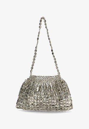 Bolso metálico plateado con una superficie texturizada, que presenta una parte superior fruncida y una correa de cadena, diseñado con acentos de patrón circular.