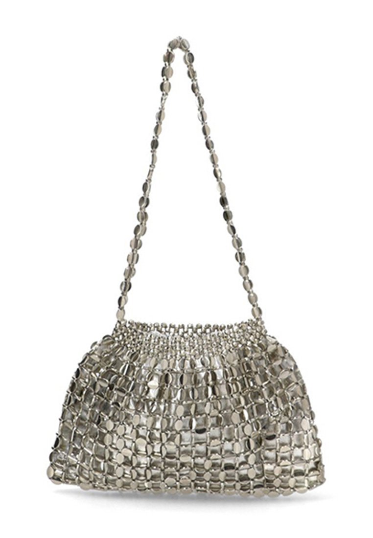 Bolso metálico plateado con una superficie texturizada, que presenta una parte superior fruncida y una correa de cadena, diseñado con acentos de patrón circular.