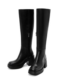 Bottes en cuir noir montantes jusqu'au genou avec un talon épais, une fermeture éclair sur le côté, un bout arrondi et une texture lisse. Design classique avec des détails minimalistes.