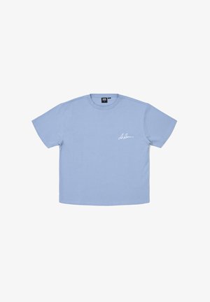 Lichtblauw katoenen T-shirt met een ronde hals en korte mouwen. Beschikt over een wit geborduurd logo op de linkerborst, relaxte pasvorm, gladde textuur.