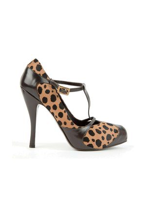 Chaussure à talon haut pour femme avec un motif tacheté marron et noir, des accents en cuir noir et une bride en T avec une petite boucle.