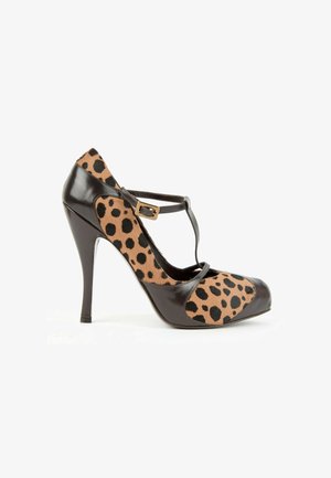 Chaussure à talon haut pour femme avec un motif tacheté marron et noir, des accents en cuir noir et une bride en T avec une petite boucle.