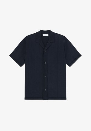 Chemise à manches courtes bleu marine en tissu léger, dotée d'une patte de boutonnage, d'un col ouvert et de poignets retroussés. Design simple et polyvalent.