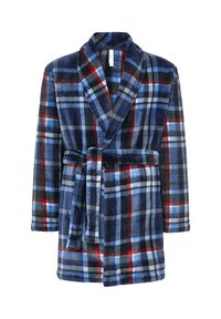 Bata de baño de cuadros con mangas largas, hecha de una tela suave y peluda. Presenta un patrón de cuadros en azul, negro y rojo, cinturón en la cadera y cuello de chal.