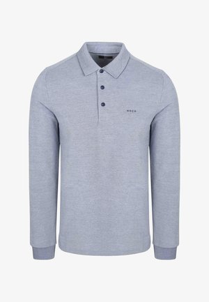 Lange mouwen polo shirt in lichtgrijze stof, met een kraag, vier donkere knopen en een marineblauw logo aan de linkerkant. Mouwen met manchetten.