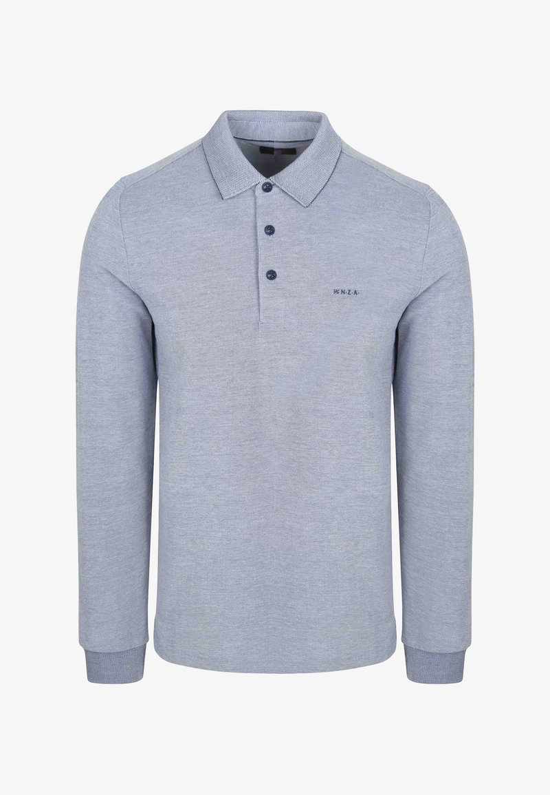 Lange mouwen polo shirt in lichtgrijze stof, met een kraag, vier donkere knopen en een marineblauw logo aan de linkerkant. Mouwen met manchetten.