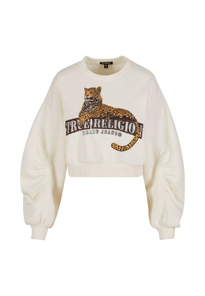 Sweatshirt blanc court avec des manches bouffantes, présentant un motif léopard et "True Religion Brand Jeans" imprimé sur le devant.
