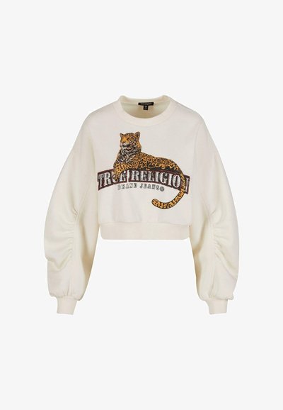 Sweatshirt blanc court avec des manches bouffantes, présentant un motif léopard et "True Religion Brand Jeans" imprimé sur le devant.