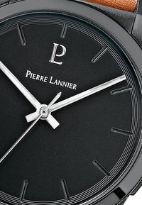 Sorte urskive med sølvfarvede time- og minutvisere, logo og præget mærkenavn. Har smalle indikatorer og en glat sort bezel.