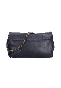Clutch bag in ecopelle blu navy con finitura testurizzata, presenta una catena dorata e dettagli di cucitura discreti. Forma rettangolare, chiusura con zip.