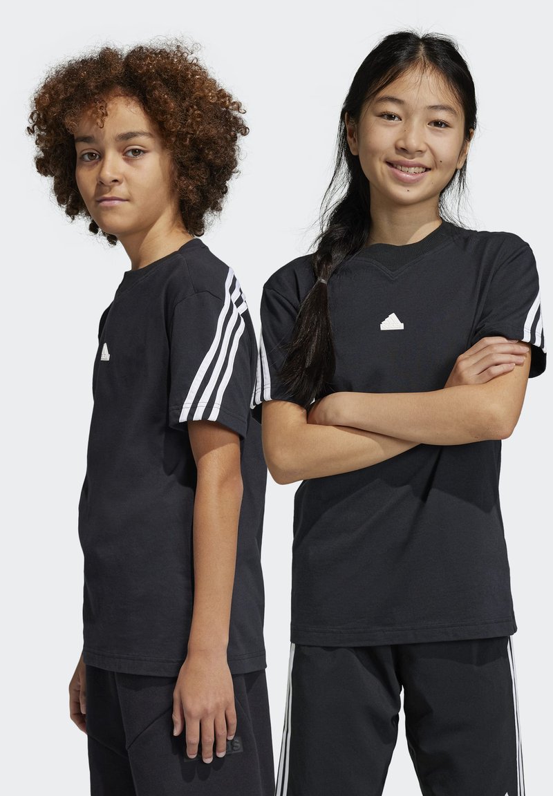 Camisetas de algodón negras con detalles de tres rayas blancas en las mangas. Una de las camisetas presenta un pequeño logo blanco en el pecho.