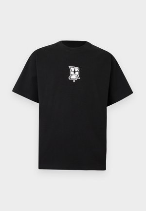 Melns īsroku T-krekls ar baltu stilizētu "BUL" logotipu centrā uz krūtīm, attēlots uz vienkārša gaiši pelēka fona.