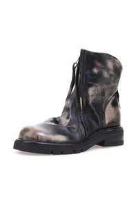 Musta ja metallinhohtoinen hopea nahkasaapas, jossa on pyöreä varvas, sivuvetoketju ja teksturoitu pinta. Varustettu tukevalla kumipohjalla.