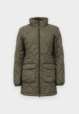 Giubbotto lungo imbottito verde oliva con colletto alto, zip frontale e due tasche anteriori. Presenta un motivo ondulato texturizzato e polsini elasticizzati.