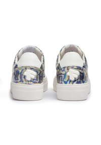 Weiße Sneakers mit einem glänzenden, schillernden mehrfarbigen Obermaterial, das ein wellenförmiges Muster aufweist; beinhaltet ein auffälliges weißes Logo auf der Ferse.