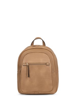 Brązowy skórzany plecak z przednią kieszenią na zamek, zaokrąglonym wierzchem i krótką rączką na białym tle.