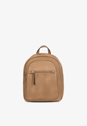 Bruine leren rugzak met voorvak met rits, afgeronde bovenkant en korte handgreep tegen een witte achtergrond.