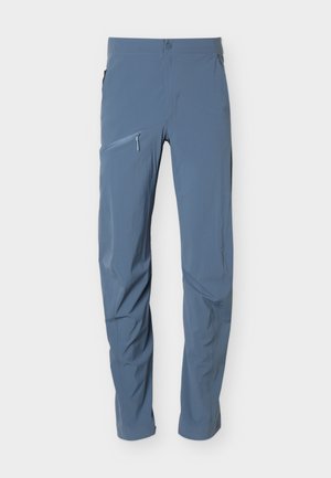 Pantalones azules de exterior con bolsillo delantero con cremallera en el muslo izquierdo, cierre de botón y cremallera, ajuste slim, fabricados con tela ligera y elástica.