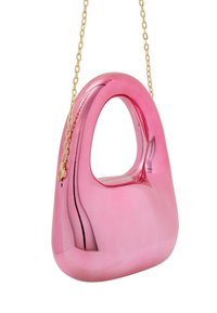 Borsa a mano metallica rosa dalla forma arrotondata, con una grande impugnatura a intaglio e una tracolla in catena dorata. Superficie liscia con una finitura lucida.