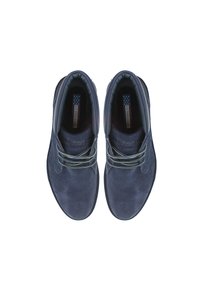 Botas de ante azul marino hasta el tobillo con cordones grises, cuello acolchado y marca grabada en la lengüeta. Textura suave y diseño de punta redonda.