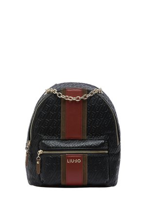Zaino nero goffrato con strisce verticali marroni e rosse, manico a catena dorato e tasca frontale con zip con logo Liu Jo dorato.