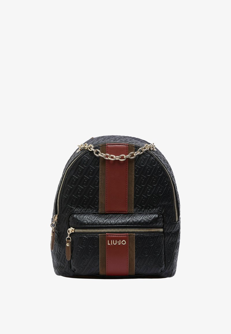 Sac à dos noir embossé avec des rayures verticales marron et rouges, poignée chaîne dorée et poche avant zippée avec logo Liu Jo doré.
