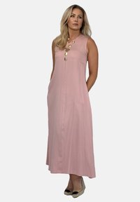 Długa różowa sukienka bez rękawów o prostym kroju, z ozdobnymi złotymi akcentami przy dekolcie i bocznymi kieszeniami. Miękka tekstura materiału.