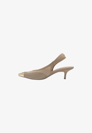 Tacchi slingback nudi con punta a cono, caratterizzati da una punta in oro metallico e pannelli in rete, montati su un tacco conico di 6 cm. Dettagli testurizzati presenti.
