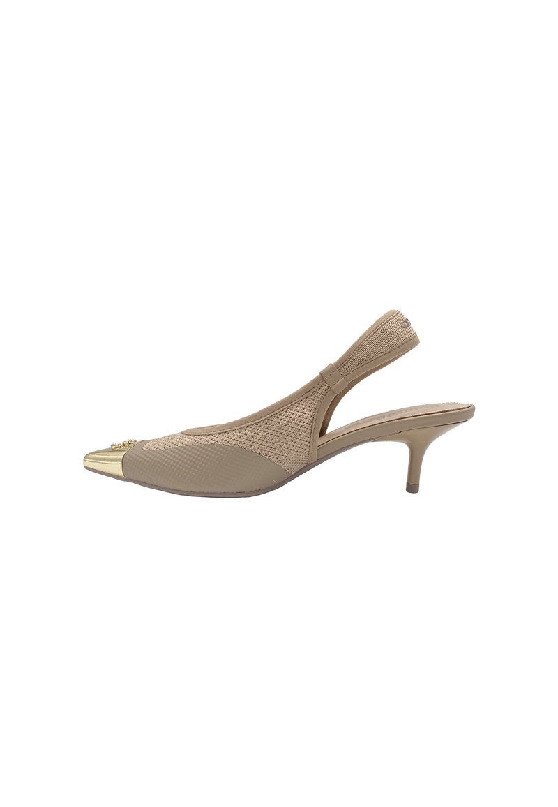 Tacchi slingback nudi con punta a cono, caratterizzati da una punta in oro metallico e pannelli in rete, montati su un tacco conico di 6 cm. Dettagli testurizzati presenti.