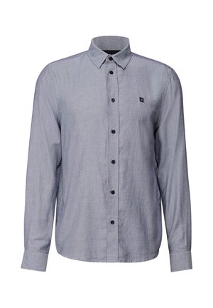 Szara męska koszula z długim rękawem, zapinana na guziki, z małym kołnierzykiem i delikatnym wzorem, z czarnymi guzikami i małą naszywką logo na piersi.