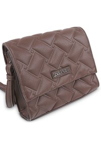 Bolso cruzado de cuero marrón con un diseño acolchado, herrajes en tono plateado y una placa con el logo en la parte frontal. Incluye una correa de hombro ajustable.