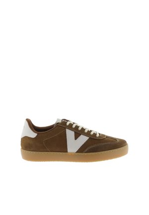 Baskets en daim marron avec lacets blancs, languette blanche au talon et un grand V blanc sur le côté, avec une semelle en caoutchouc marron clair.
