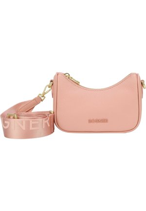 Borsa a tracolla in pelle rosa con design curvo, hardware dorato e una tracolla rimovibile con il nome del marchio in lettere grandi.