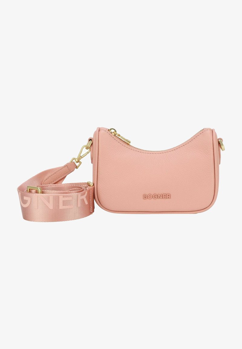 Roze lederen crossbodytas met een gebogen ontwerp, gouden hardware en een afneembare band met de merknaam in grote letters.