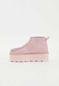 Ροζ σουέντ ankle boots με χαμηλό προφίλ, διαθέτοντας χοντρή πλατφόρμα και σχέδιο ραφής. Περιλαμβάνει βρόχο στο πίσω μέρος.