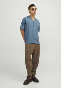 Jack & Jones JPRCCAARON RESORT - Marškiniai - captains blue
