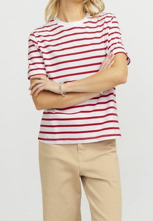 Rot-weiß gestreiftes T-Shirt mit kurzen Ärmeln und rundem Ausschnitt, kombiniert mit beigen Hosen. Glatter Baumwollstoff, lockere Passform.