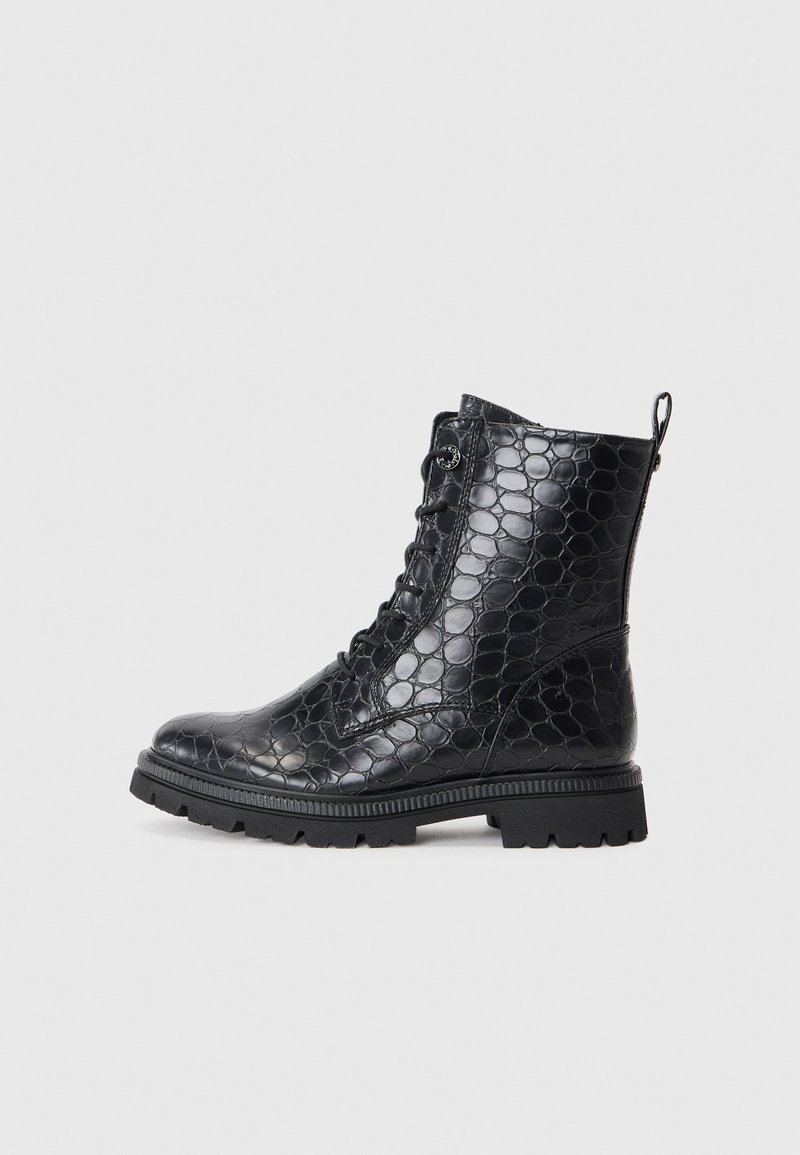 Bottines noires en cuir brillant et gaufré avec un motif reptilien. Présentent un laçage à l'avant et une semelle en caoutchouc texturé.