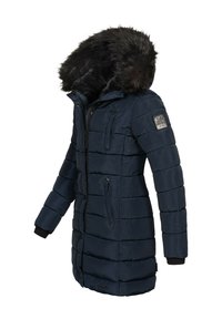 Marineblauwe donsjack met een faux fur gevoerde capuchon, geborduurd ontwerp, ritssluiting aan de voorkant, geribbelde manchetten en een patchdetail op één mouw.