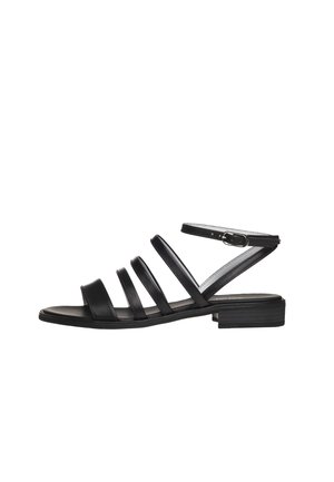 Sort flad sandal med fire frontremme, ankelrem med spænde og en lav blokhæl.
