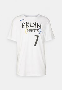 Camiseta de algodón blanca con el texto "BKLYN (NETS)" en negro, azul, amarillo y un "7" negro con puntos en el frente. Mangas cortas, escote redondo.