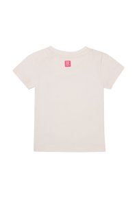 Korte mouwen, beige katoenen t-shirt met een ronde hals. Heeft een roze label met "BON DIA" op de achterkant, gladde textuur.