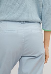 comma casual identity REGULAR  MIT GARMENT DYE - Pantalon classique - hellblau