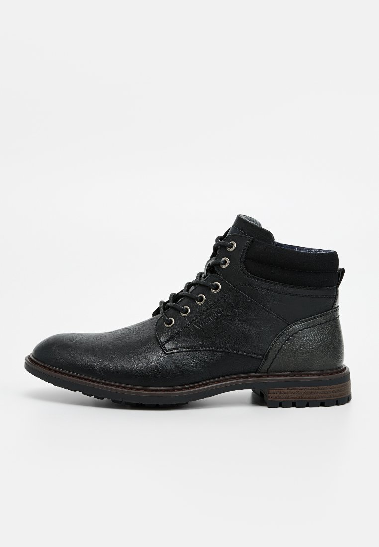 Botas de cuero negro hasta el tobillo con punta redonda, detalles de costura, diseño de cordones, suela de goma y un panel texturizado en contraste en el talón.