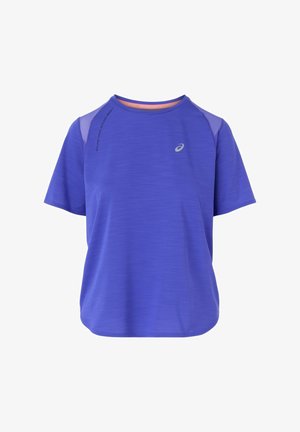 Lilla sport T-shirt med korte ærmer, rund hals, tekstureret stof og kontrastfarvede skulderdetaljer. Har en logo på brystet.