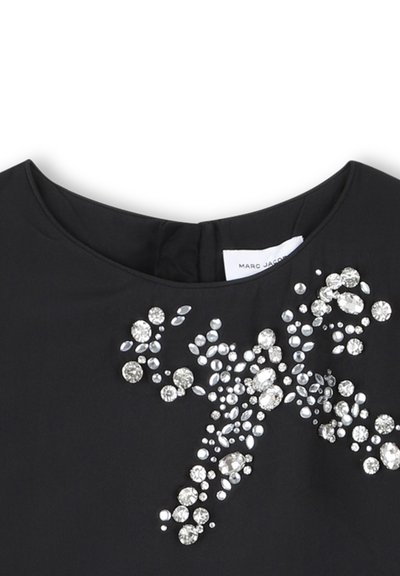 Abito nero con scollatura tonda, caratterizzato da un fascio di strass trasparenti di varie forme sul davanti, che aggiungono texture e dettagli.