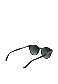 Ochelari de soare rotunzi cu ramă din fâșii de țestoasă, lentile gri cu gradient și accente din metal pe brate; design elegant și ușor.