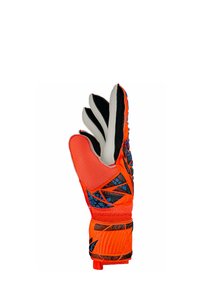 Guanto da portiere caratterizzato da un corpo arancione brillante con accenti neri e blu, materiale per una presa testurizzata e un cinturino per il polso sicuro.