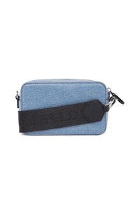 Denimová crossbody taška s obdĺžnikovým tvarom, vybavená čiernym nastaviteľným popruhom a striebornými kovovými doplnkami. Textúrovaný modrý textilný povrch.