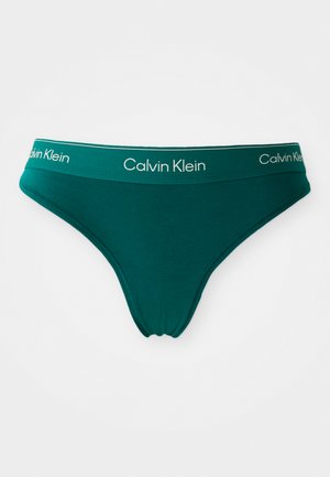 Teal pamučni gaćice s uskom elastičnom trakom koja sadrži "Calvin Klein" logo u bijeloj boji. Mekana tekstura, bešavni dizajn i nisko rezanje.